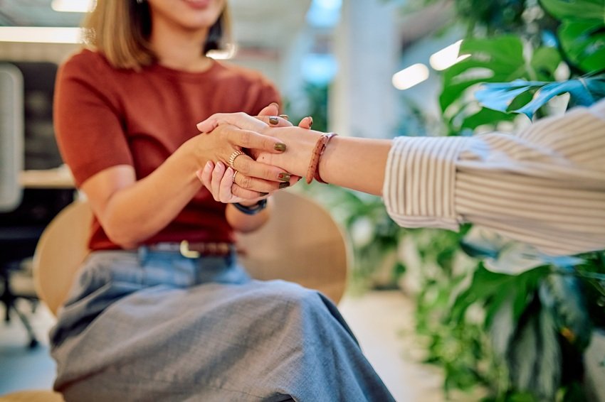 Trabalhadores discutindo sobre saúde mental no ambiente de trabalho