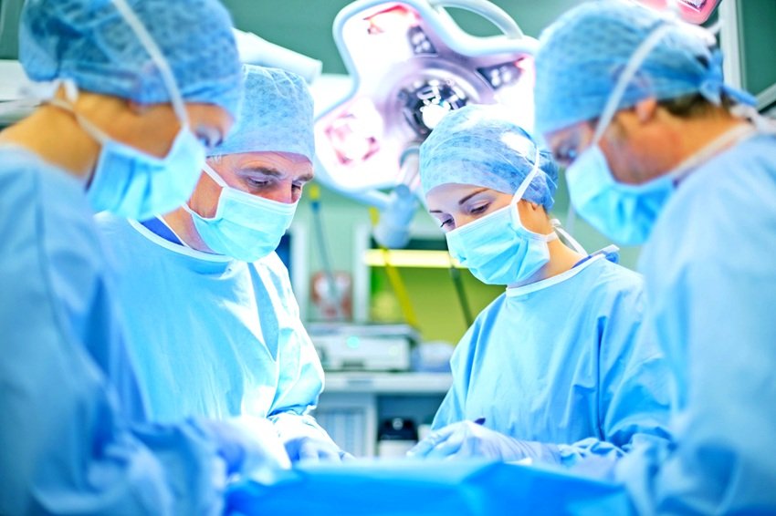 Crianças recebendo tratamento em hospital especializado em transplante de fígado