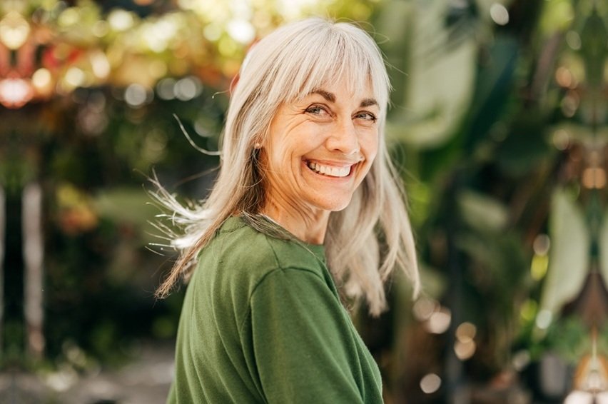 Mulher em consulta médica sobre reposição hormonal