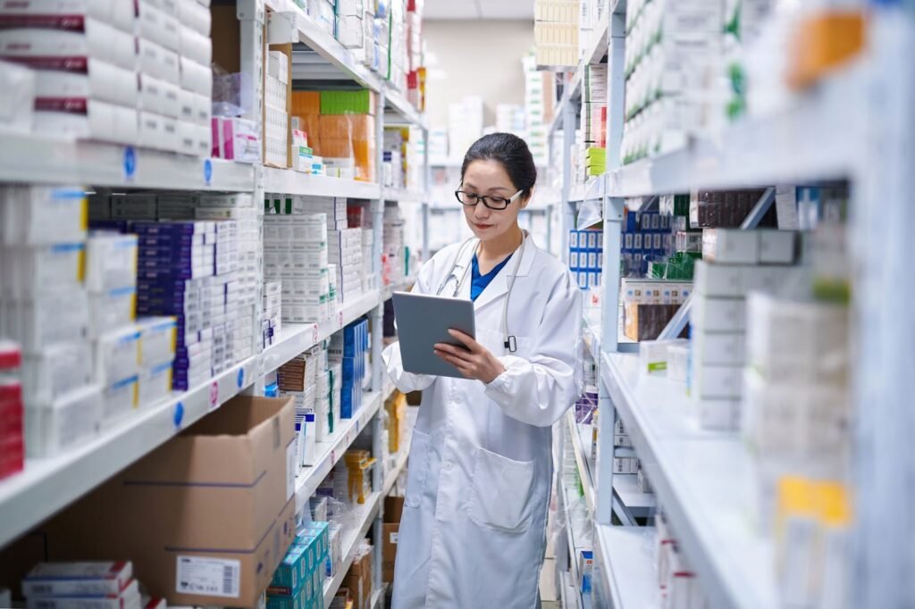 Crescimento da indústria farmacêutica brasileira com gráficos de faturamento e vendas