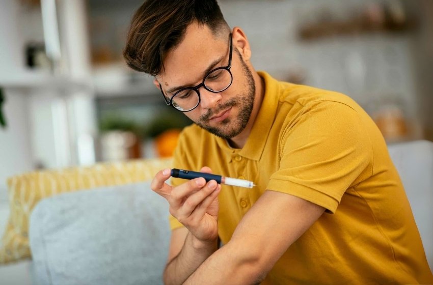 Médico de família realizando atendimento a um paciente com diabetes
