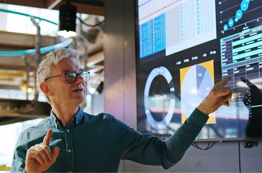 Análise da eficiência hospitalar no Brasil, destacando perdas financeiras e indicadores de qualidade.