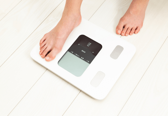 Gráfico ilustrativo dos novos pontos de corte de IMC para jovens adultos, mostrando as classificações para homens e mulheres.