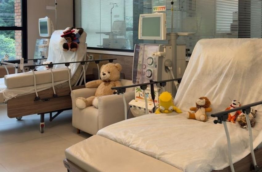 Criança recebendo tratamento de hemodiálise em ambiente pediátrico seguro