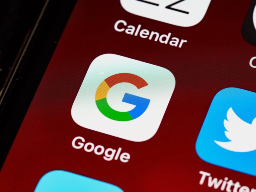 Médico analisando avaliações do Google em um tablet
