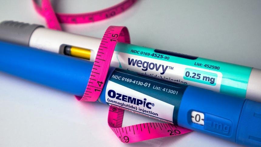 Canetas emagrecedoras Wegovy e Ozempic da Novo Nordisk sobre uma mesa