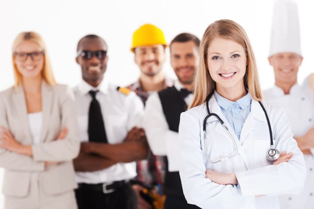 Profissional de medicina ocupacional realizando exame em ambiente de trabalho
