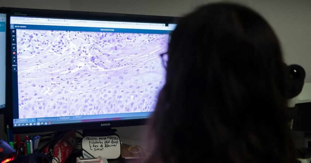 Imagem representativa da complexidade do câncer, mostrando células tumorais sob uma microscopia.