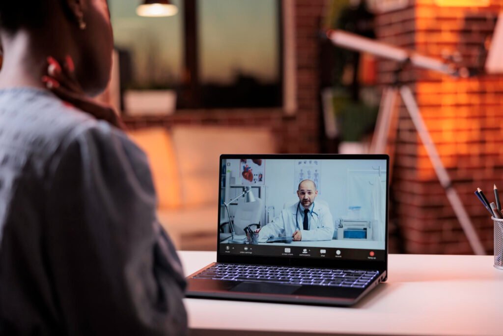 Profissional realizando teleconsulta com colaborador em ambiente corporativo