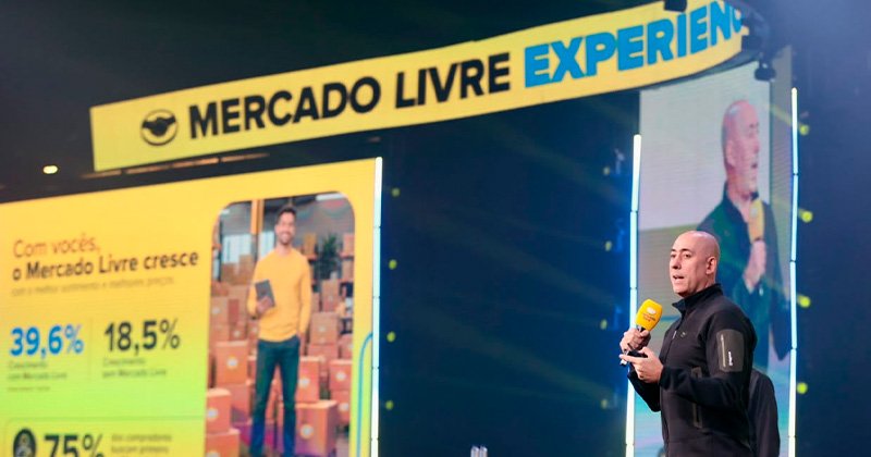 Homem recebendo encomenda do Mercado Livre em São Paulo com entrega rápida