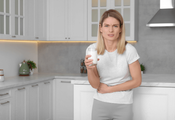 Pessoa desfrutando de alimentos lácteos sem restrições, simbolizando a liberdade na dieta com intolerância à lactose.
