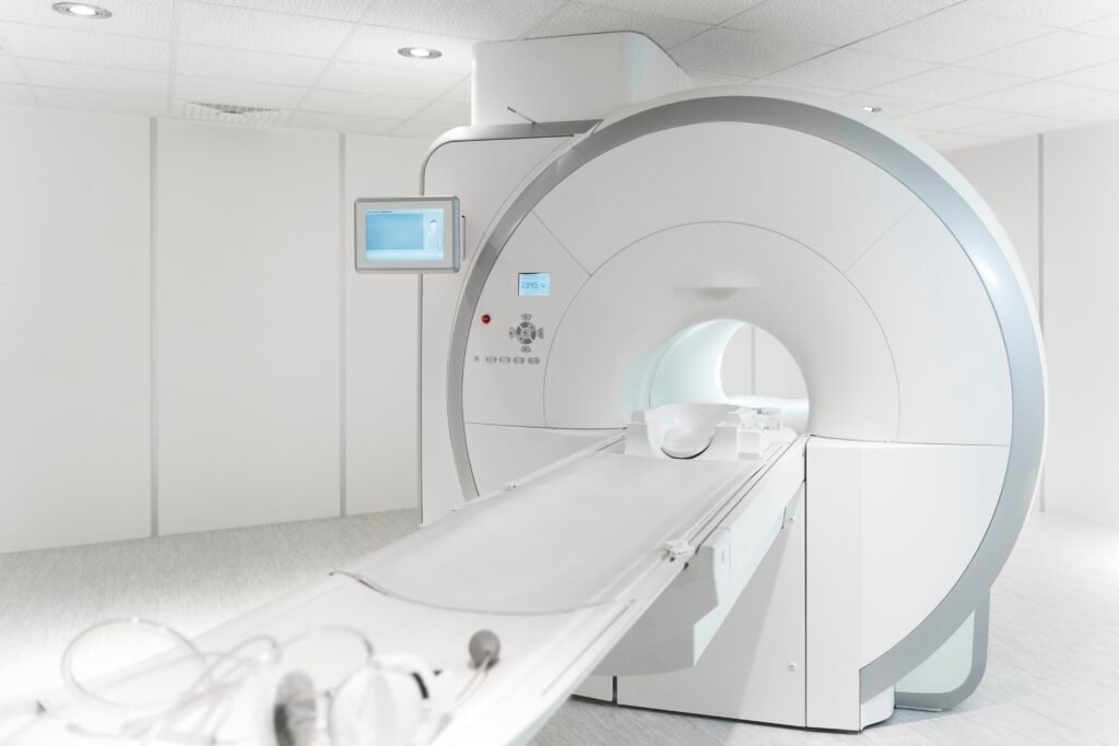 Equipamentos de imagem médica em um ambiente hospitalar moderno
