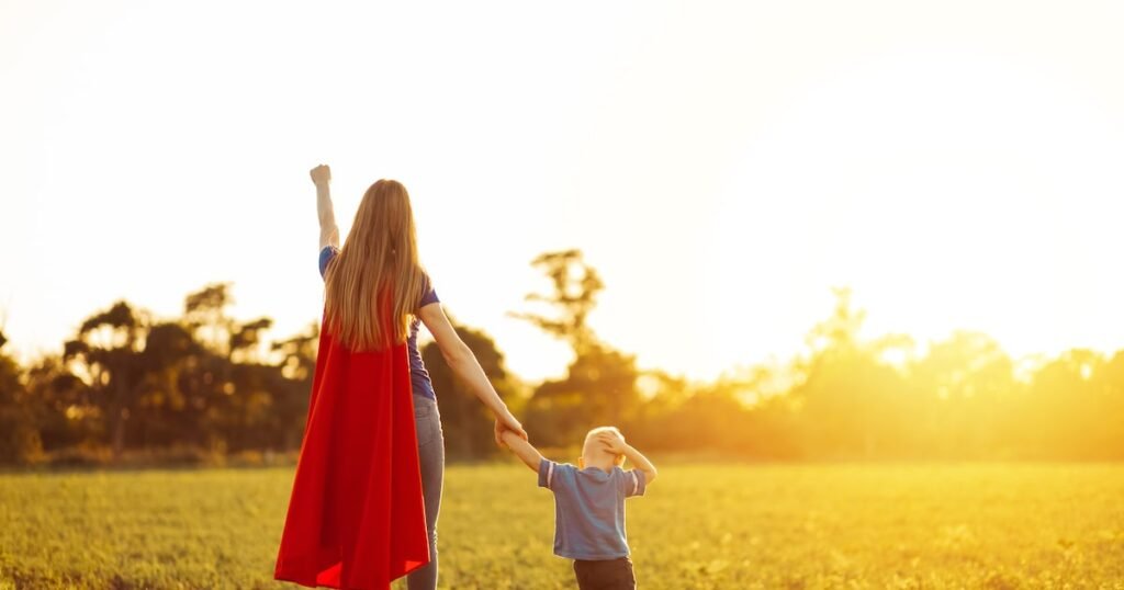 Mãe interagindo carinhosamente com seu filho em um ambiente confortável, simbolizando uma maternidade saudável e autêntica
