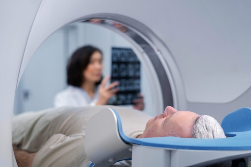 Paciente realizando exame de angiotomografia com assistência de telemedicina